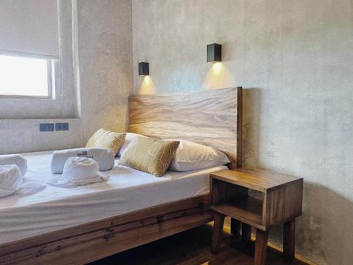 1 queen bed, 2 twin beds