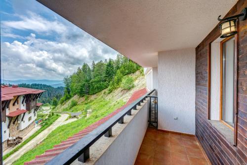 Colorful 2BD Apartment with Indoor Fireplace and Mountain View by Flat Mаnager