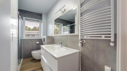 One-Bedroom Apartment image 4