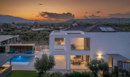 숙소 외관, Antonia Villa - Luxurious Serenity with Private Pool, by ZanteWize in 칼리파돈