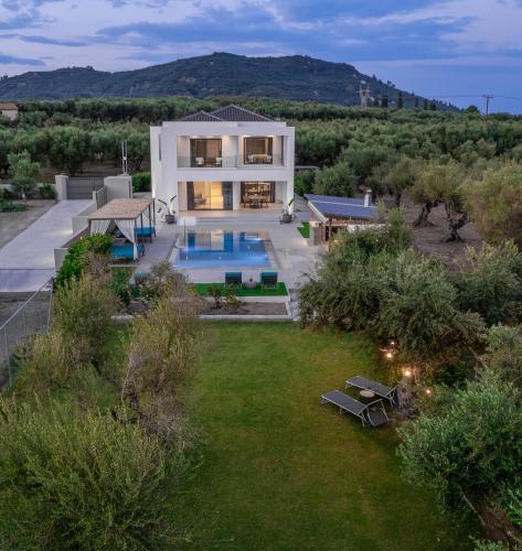 숙소 외관, Antonia Villa - Luxurious Serenity with Private Pool, by ZanteWize in 칼리파돈