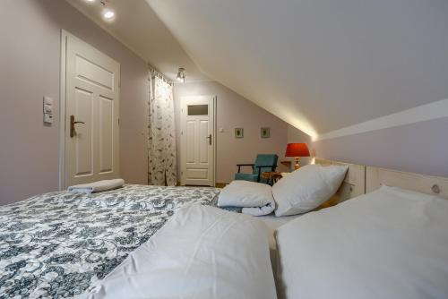 3 bedrooms, 7 beds