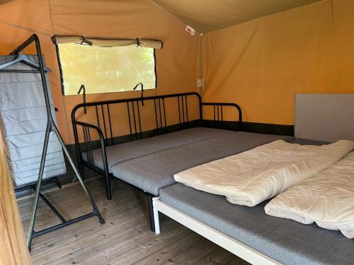 'Glamping' Angelzelt am See mit Steg und Boot (Mecklenburger Seenplatte)