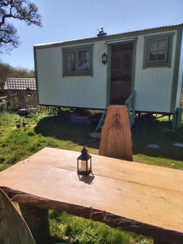 B&B Okehampton - The Old Mill Shepherds Hut - Bed and Breakfast Okehampton