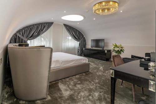 St Palace hotel - image 2