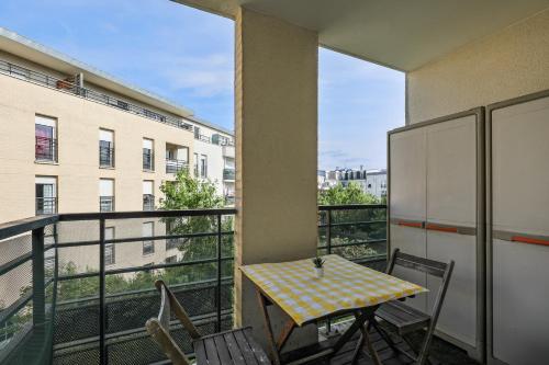 Balcony/terrace, Chic and spacious apart with parking in Argenteuil