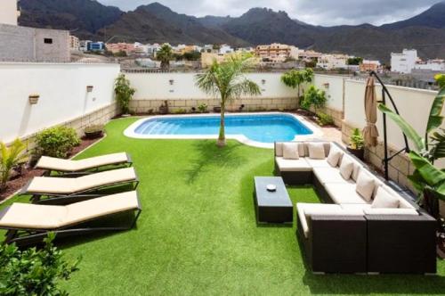 4 bedrooms villa with sea view private pool and enclosed garden at Adeje 3 km away from the beach gîte à louer Adeje