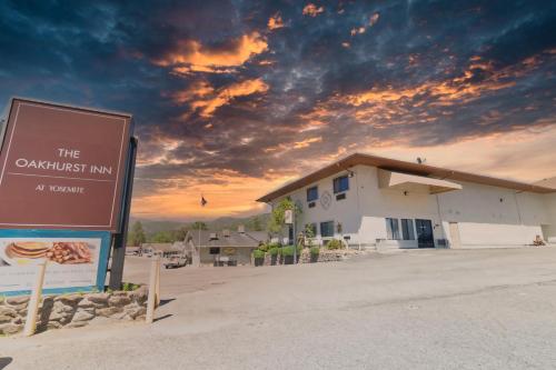 A szálláshely kívülről, The Oakhurst Inn Yosemite in Oakhurst (Kalifornia)