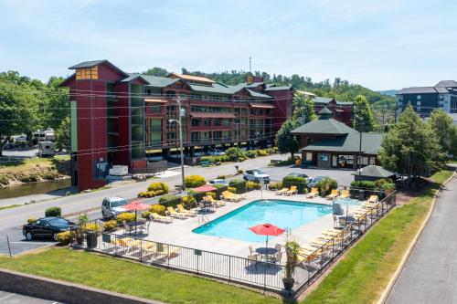 Swimming pool, Creekstone Inn in Pigeon Forge City Center