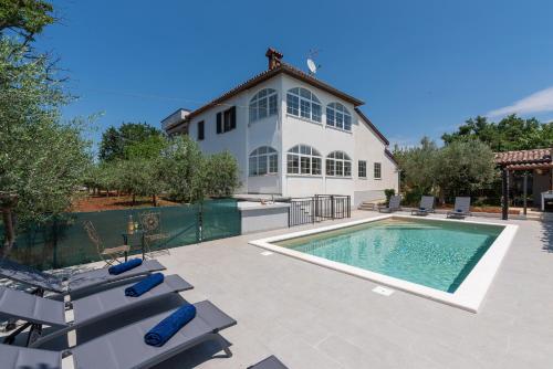  Marinela Korsa with Pool, Pension in Sveti Lovreč Pazenatički