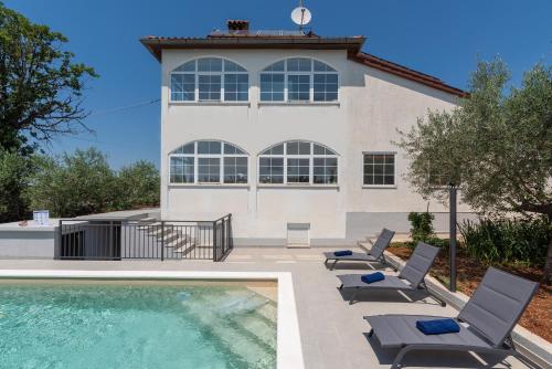  Marinela Korsa with Pool in Sveti Lovreč Pazenatički