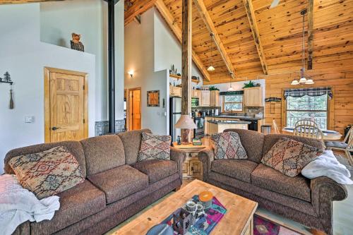 Peaceful Jefferson Cabin with Deck - Pets Welcome! in Bordenville, USA
