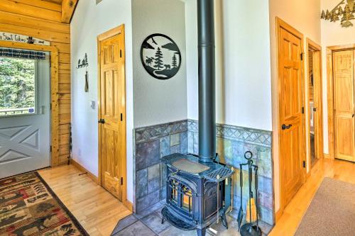Peaceful Jefferson Cabin with Deck - Pets Welcome! in Bordenville, USA