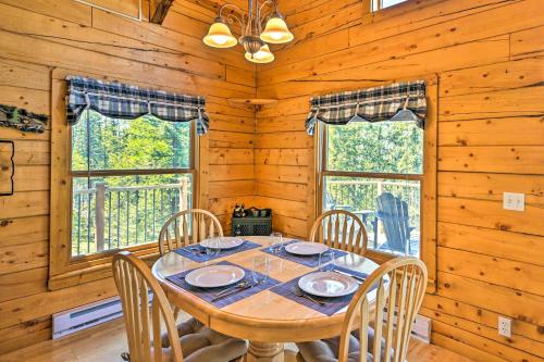 Peaceful Jefferson Cabin with Deck - Pets Welcome! in Bordenville, USA