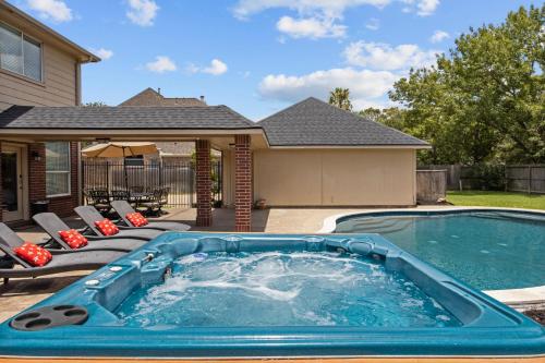 Upscale 4BR Cypress Home w Pool, Hot Tub, Theater, Sleeps 20 – khách sạn tại Cypress