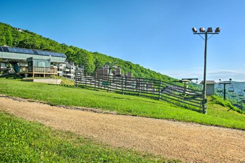Wintergreen Resort Studio with Deck and Ski-Out Access