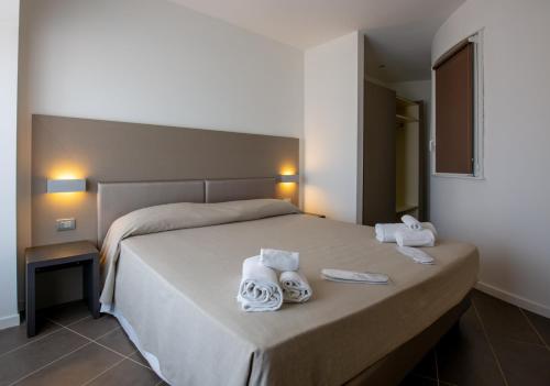 1 queen bed, 2 twin beds