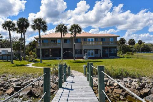 One of a Kind, two story, gated Halifax Riverfront in South Daytona, Vereinigte Staaten von Amerika