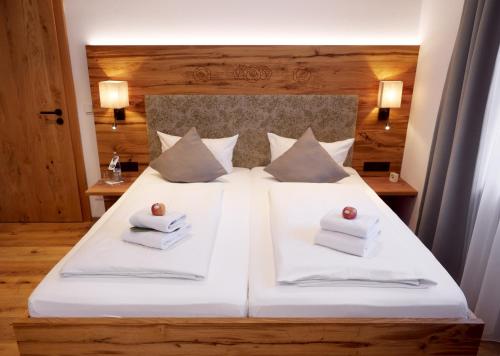 1 king bed, 2 twin beds