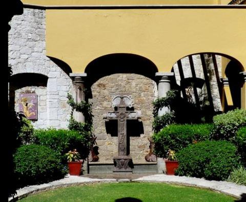 Casa Alicia Luxurious 2 Bedroom Home with Fireplace