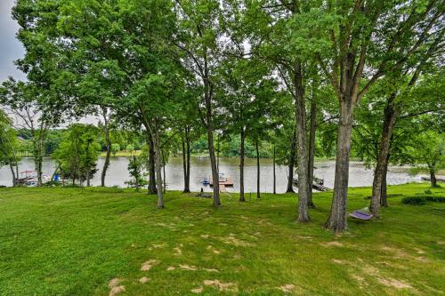 Lakefront Home in Quiet Cove with Patio and Kayaks!