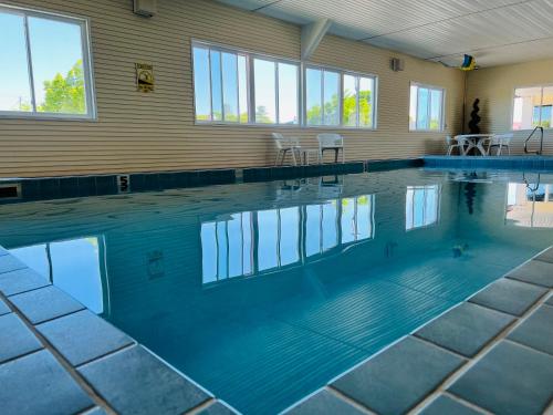 Piscina, Court Plaza Inn & Suites of Mackinaw in Mackinaw City (MI)