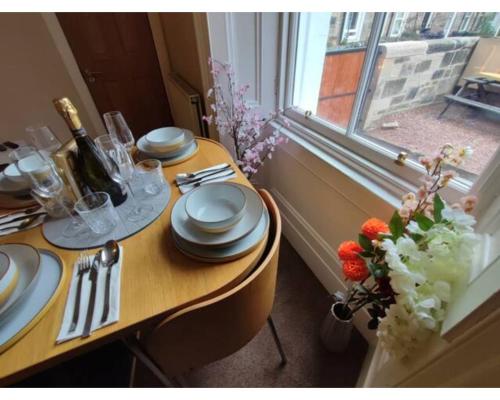 Central Edinburgh Private Garden with parking, Edinburgh