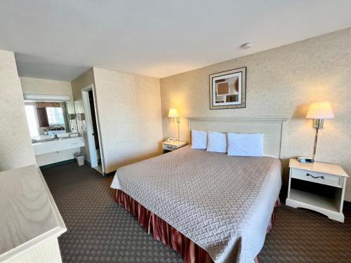 Court Plaza Inn & Suites of Mackinaw - image 3