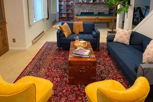 Luxe Garden-Level Apartment with Sauna and Gym! in Colorado Springs, USA