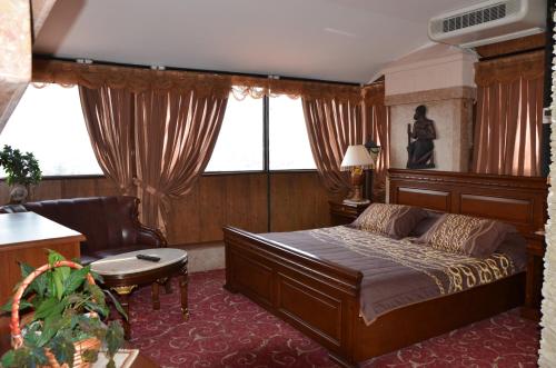 1 queen bed, 1 sofa bed