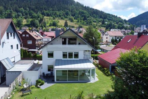 Ferienwohnung am Enzufer mit Balkon in Bad Wildbad im Schwarzwald