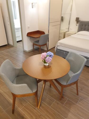 Studio Apartment image 9