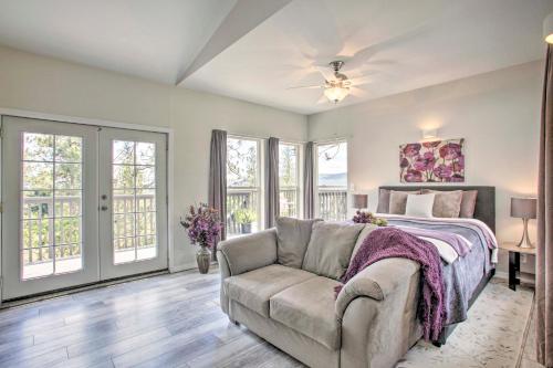 Lakeview Retreat w/ Fireplace, Spa Tub & Balcony – khách sạn tại Spokane