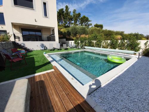 Villa proche Avignon avec Piscine chauffée gîte à louer Jonquerettes