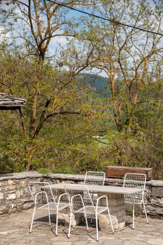 Cozy traditional house in Kato Pedina- To Petrino