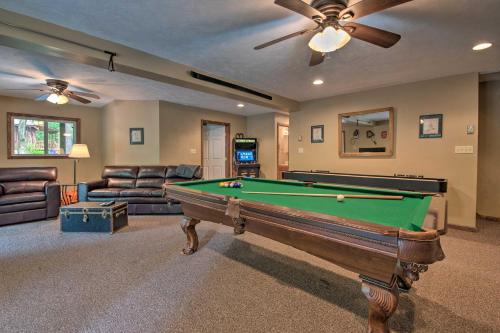 Lake Harmony Resort House with Fire Pit and Deck in Lake Harmony, USA