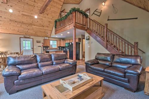 Lake Harmony Resort House with Fire Pit and Deck in Lake Harmony, USA