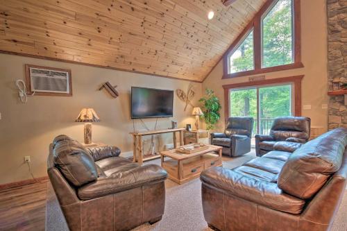 Lake Harmony Resort House with Fire Pit and Deck in Lake Harmony, USA