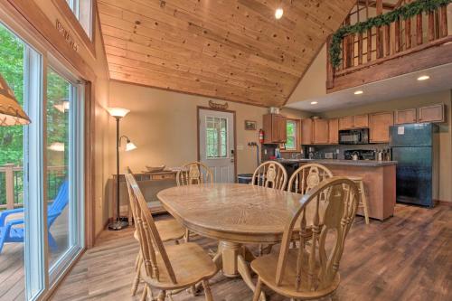 Lake Harmony Resort House with Fire Pit and Deck in Lake Harmony, USA