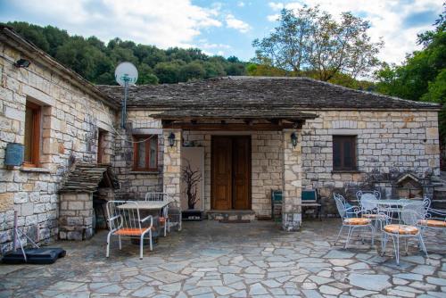 Cozy traditional house in Kato Pedina- To Petrino
