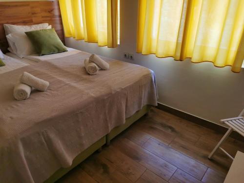 2 twin beds, 1 sofa bed