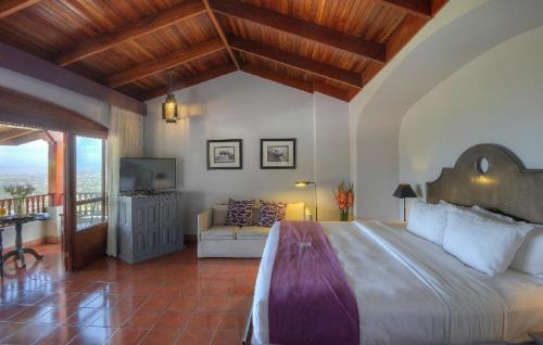 Alta Las Palomas Hotel in Santa Ana