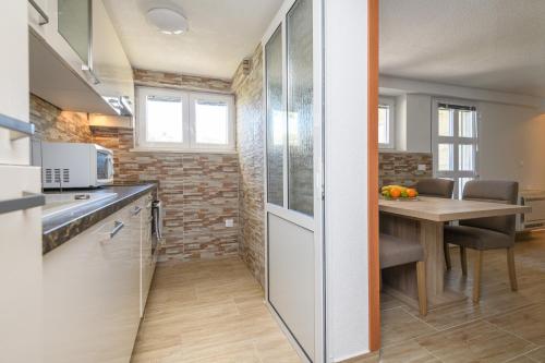 บริการและสิ่งอำนวยความสะดวก, Apartment MARIO - veliki stan za odmor - terasa- vrt - bazen - pogled more, izoliran in ออราซัซ