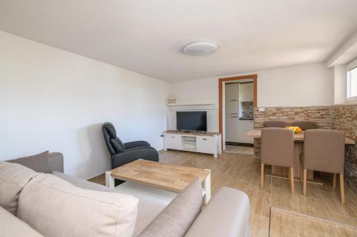 Apartment MARIO - veliki stan za odmor - terasa- vrt - bazen - pogled more, izoliran in ออราซัซ