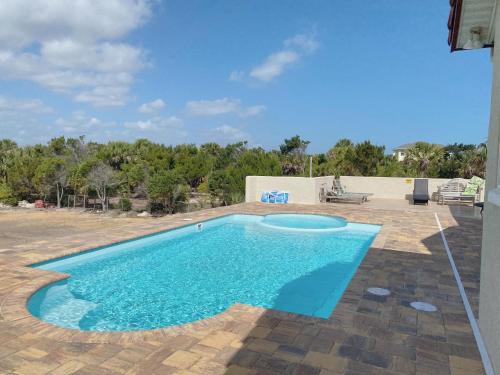 Castle, pvt pool, hot tub, beach, mini-golf, dock, fishing, ping pong in Flagler Beach, USA