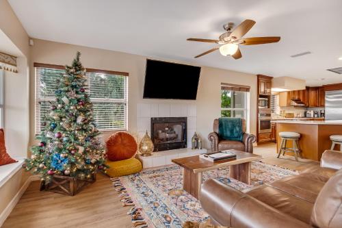 Castle, pvt pool, hot tub, beach, mini-golf, dock, fishing, ping pong in Flagler Beach, USA