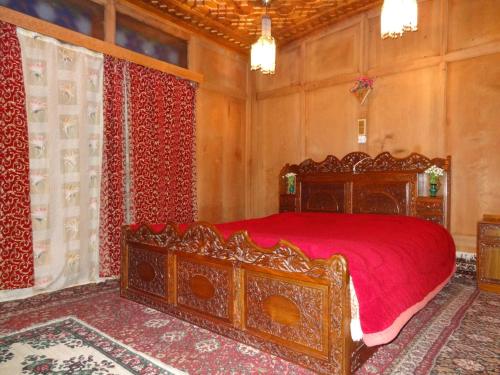 Houseboat Moon of Kashmir - image 5