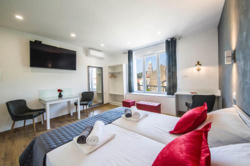 Split Central Luxury Studios