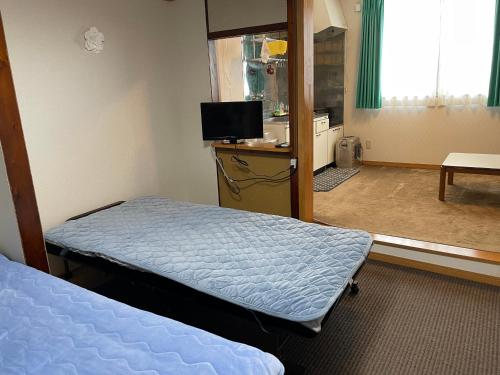 2 twin beds, 2 futon beds