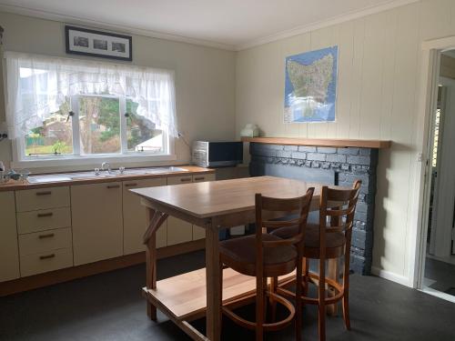 Kitchen, Maydena Chalet in Maydena